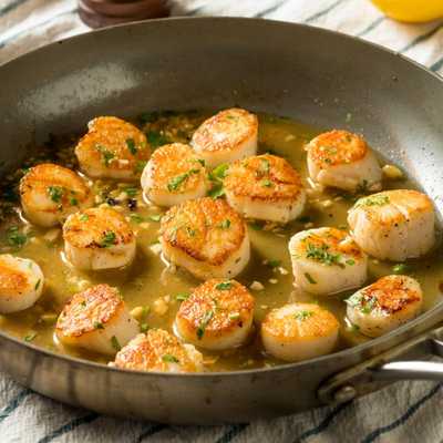 skillet of pan-seared scallops